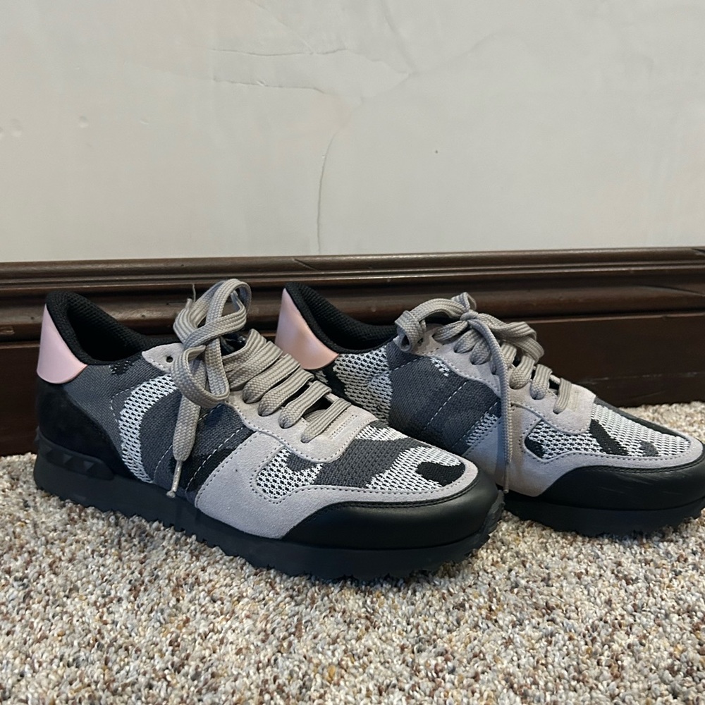 Valentino Garavani Camo Rockrunner Low Sneakers in a size 39